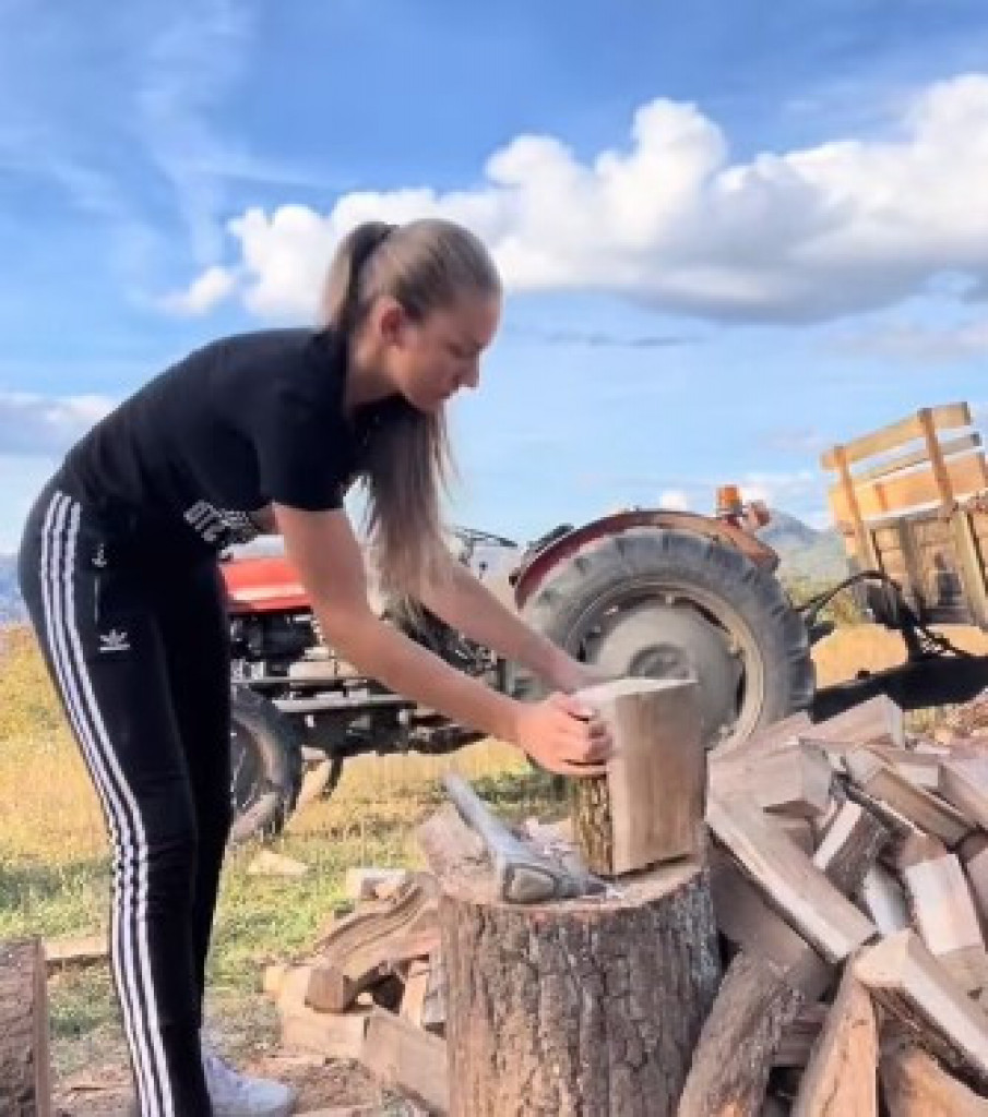 Vozi traktor i kamion kao muško, prebacuje trupce... Svi misle da je model, gore mreže zbog lepe Jovane, pola Srbije hoće je za snajku