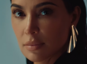 Kim Kardašijan na naslovnici čuvenog muškog magazina: Rijaliti zvezda proglašena za "muškarca godine"
