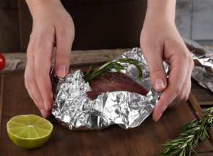 Da li ste isprobali ovaj trik? Evo šta možete da uradite sa aluminijumskom folijom pre bacanja