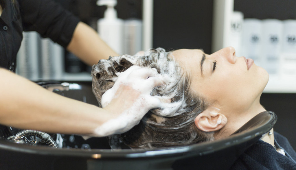 Vrlo ozbiljno ćete razmisliti šta kupujete za kosu: Frizerka izvela eksperiment posle kojeg su žene ostale neme