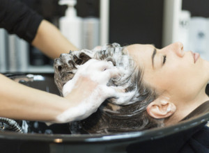 Operite kosu kao u salonu: Frizerka otkrila genijalan trik šamponiranja koji je zaludeo žene širom sveta