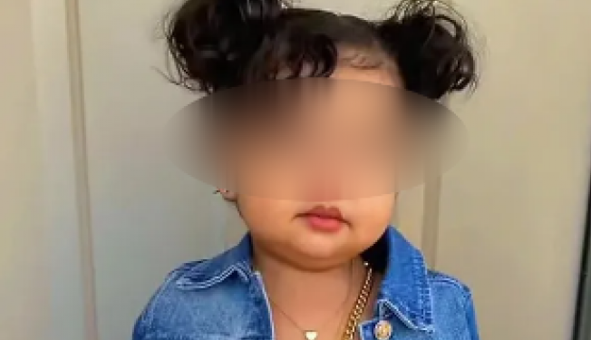 „Prestani da je oblačiš neprikladno!": Mamu razapeli na društvenim mrežama zbog izbora odeće za ćerku (3), pogledajte pa sami procenite