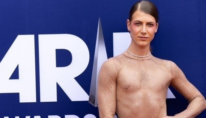 "Šta vam je, ovo gledaju i deca": Na dodeli prestižne nagrade muškarac se pojavio u haljini koja otkriva sve