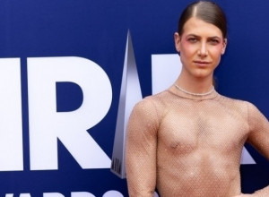 "Šta vam je, ovo gledaju i deca": Na dodeli prestižne nagrade muškarac se pojavio u haljini koja otkriva sve