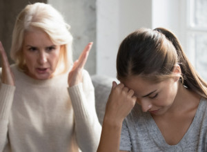 "Odbila sam da moja ćerka i njen verenik žive s nama": Majku svi osuđuju, "neka se sami snađu"