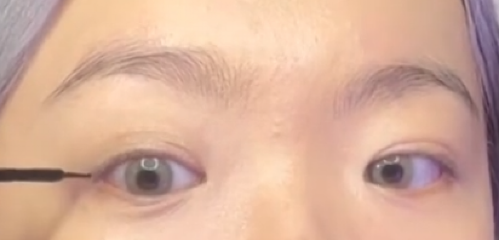 Kako se ovoga nismo setile ranije? Brilijantan trik za iscrtavanje ajlajnera, nije vam potrebna dodatna oprema, već samo 1 pokret!