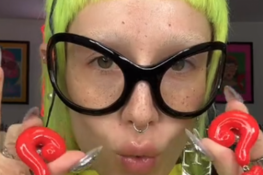 Sara ima najluđu kolekciju minđuša na svetu: Garantujemo da ovo još niste videli, ima sve od meduza do zuba, a jedne su posebno skandalozne!