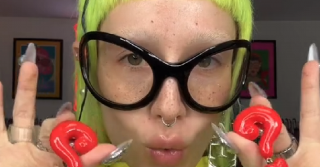 Sara ima najluđu kolekciju minđuša na svetu: Garantujemo da ovo još niste videli, ima sve od meduza do zuba, a jedne su posebno skandalozne!