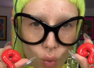 Sara ima najluđu kolekciju minđuša na svetu: Garantujemo da ovo još niste videli, ima sve od meduza do zuba, a jedne su posebno skandalozne!