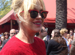 Odlična ideja: Melani Grifit pokazala novu frizuru koja podmlađuje 10 godina, elegantna je i lako se održava