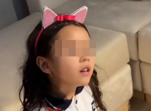 Ljubav na prvi pogled: Mala lutka gleda i ne trepće, a za to je "kriv" poznati lepotan - ne može da mu odoli!