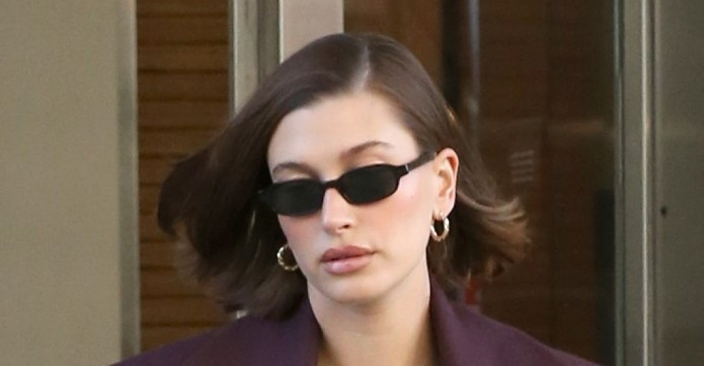 Hejli Biber zna kako da nas ostavi bez daha: Jesenji kaput pada u drugi plan kada vidite šta "nosi" ispod njega