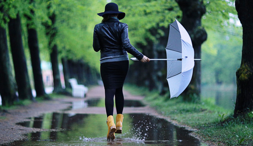 Osušite pravilno mokre cipele i patike: Sve što vam treba imate u kući, a obuća će biti kao nova!