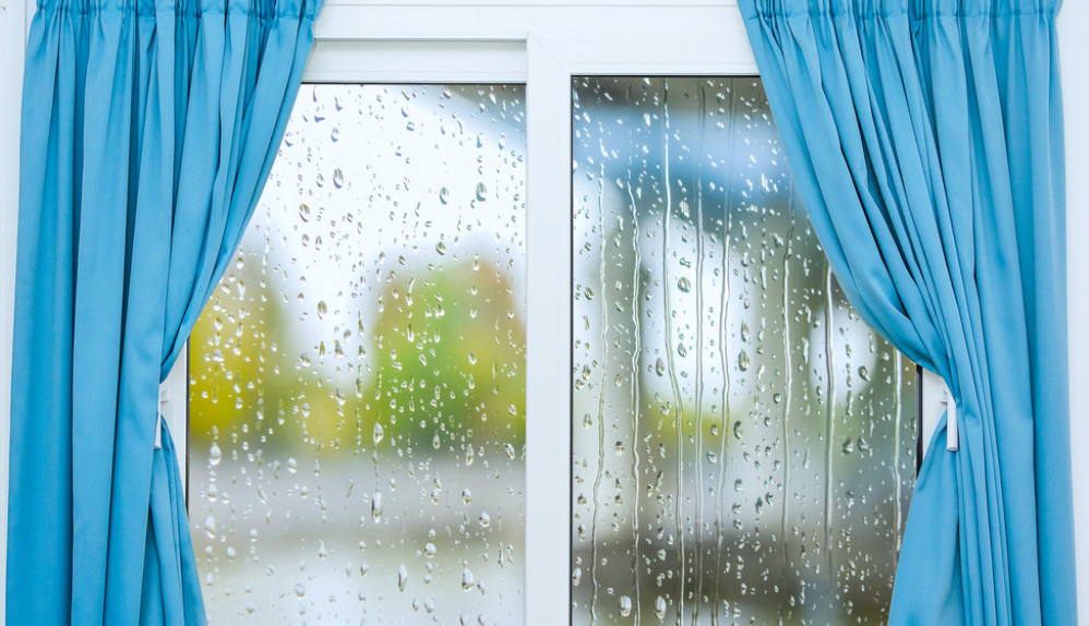 Sprečite kondenzaciju: Šta treba da uradite kako vam se kapljice vode ne bi slivale niz prozore cele zime