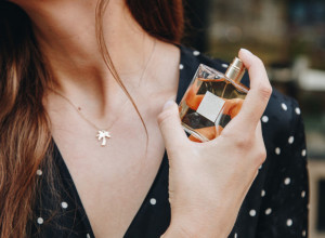 Trik koji ćete obožavati: Uz ovaj sastojak koji imate kod kuće parfem če vam trajati mnogo duže