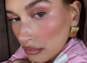 Nove fotke Hejli Biber zapalile Instagram: Kao snežni anđeo u topu i mini suknji oduševila fanove, a evo kako je reagovao Džastin