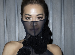 Ženo, gde se denu donji veš? Rita Ora bez grudnjaka u providnoj haljini na crvenom tepihu "zaludela" fotoreportere