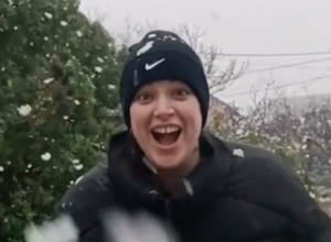 Kad Španjolka vidi prvi sneg u Srbiji: Njena reakcija je neprocenjiva, nešto najslađe što ćete videti danas, ovo nema u Barseloni!