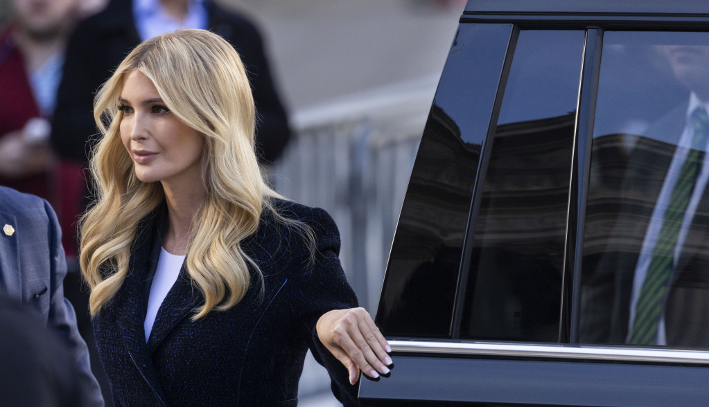 Ivanka Tramp kao sav običan svet: Podelila fotku dok surfuje, a o njenom padu bruje društvene mreže