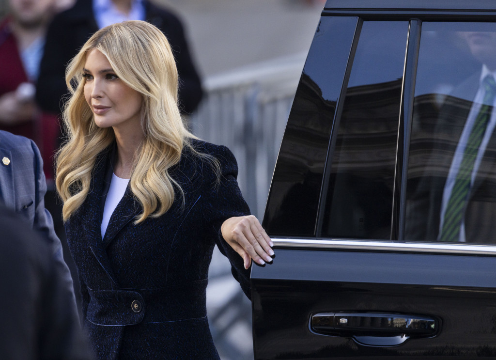 Ivanka Tramp kao sav običan svet: Podelila fotku dok surfuje, a o njenom padu bruje društvene mreže