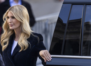 Ivanka Tramp kao sav običan svet: Podelila fotku dok surfuje, a o njenom padu bruje društvene mreže