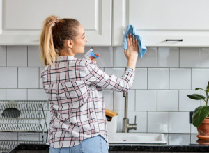 Kuhinja joj uvek blista: Ova žena uopšte ne kupuje proizvode za čišćenje, koristi samo jednu namirnicu