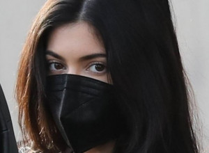 Kajli fura "korona vajb"? Maska na licu će biti mala maca kada vidite ostatak autfita, milijarderka je neprepoznatljiva!