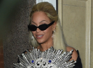 "Poziraš sa ćerkom obučena kao striptizeta": Fanovi osudili Bijonsin stajling, svi se pitaju zašto je ovo obukla