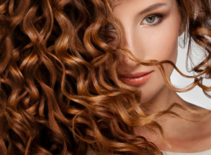 Podmladite se perfektnom bojom kose: Već se naslućuje da će biti omiljena i u 2024. godini, bledom licu daje živost!