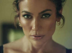 Ko izgleda lepše- Dženi ili model? Latino mega zvezda užarila mreže provokativnom toaletom, ponovo je osvojila naša srca!