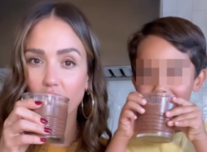Džesika je voli hladnu: Neodoljiva glumica i njen medeni sin Hejz podelili recept za hladnu čokoladu, izgleda da se nekome nije baš dopala!