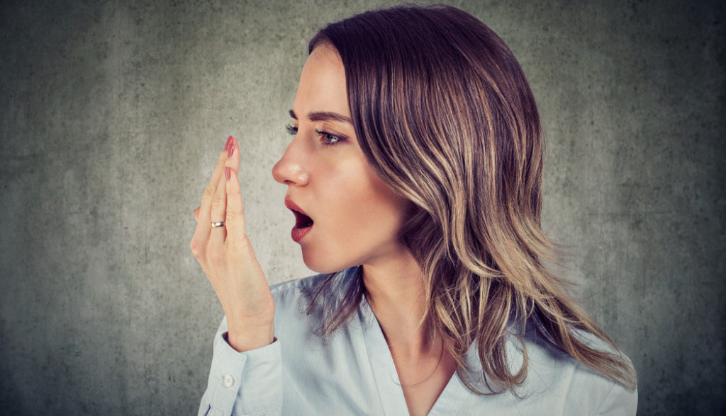 Jeste zdrav, ali smrducka: Ako volite da jedete beli luk, uradite ovo i nećete imati neprijatan dah!