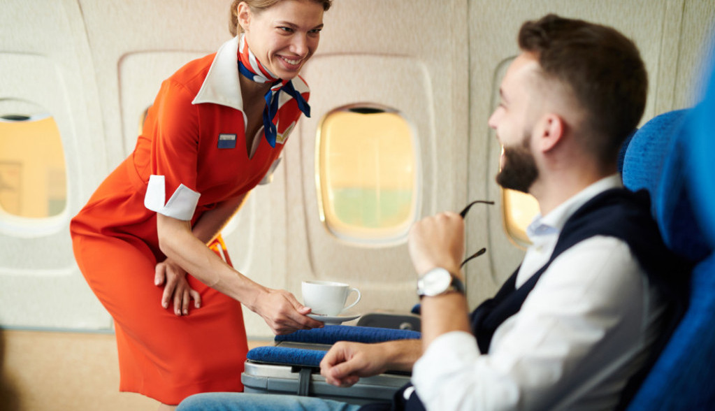 Stjuart nam ogadio prijatan let: Objasnio zbog čega nikada ne treba da pijemo kafu u avionu