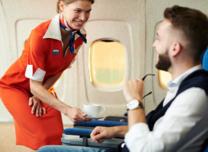 Stjuart nam ogadio prijatan let: Objasnio zbog čega nikada ne treba da pijemo kafu u avionu