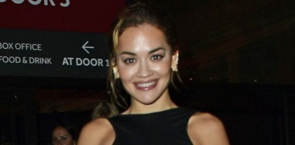 Rita Ora ponovo privlači pažnju: Priredila šou na Britanskim modnim nagradama, bolje joj ne pipajte leđa, opasna su!