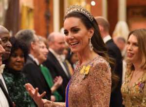 Stajling dostojan kraljice: Kejt Midlton u haljini sa šljokicama, a tijarom je odala počast princezi Dajani