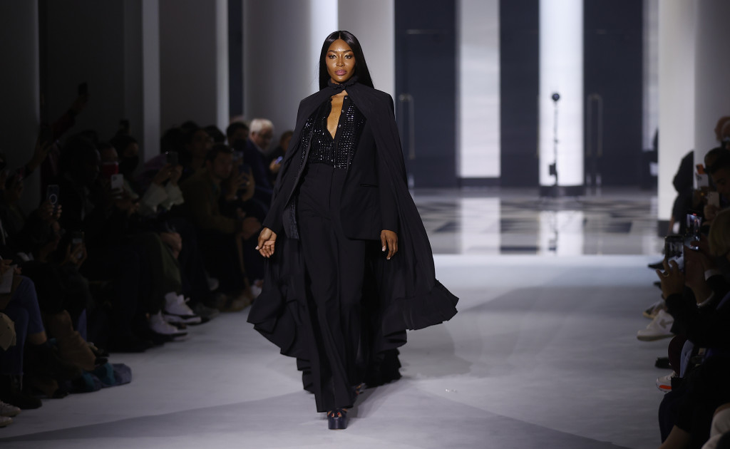 Niko nije hodao pistom bolje od nje dok se nije pojavio on: Zasenio sve na intrenetu, šeta bolje od Naomi Kembel?