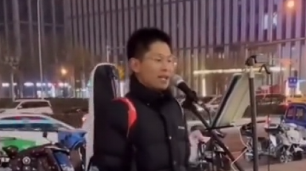 "Ti si početak i kraj...": Ovako izgleda kada Kinez peva Tošetovu pesmu u Pekingu, uneo je i srce i dušu u svaku reč - predivno!
