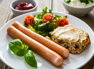 Neće ni vama biti svejedno: Stavio je viršlu pod mikroskop i šokirao se onim što je video
