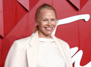 Svi uzdišu za Pamelom Anderson: Fatalna plavuša zablistala u zelenoj haljini kao nikada do sad, a tek kada joj vidite lice!