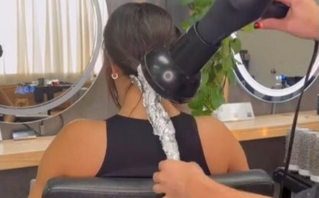 Za par minuta do frizure kao iz salona: Sve što vam treba za divne talase su fen i aluminijumska folija