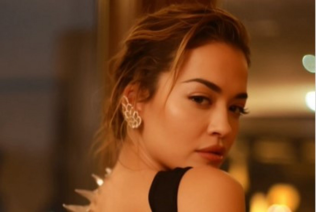 "Dovedite vatrogasca u sobu": Rita Ora prošetala crvenim tepihom u neobičnom izdanju, komentari pljušte, "izgledaš kao Godzilla"