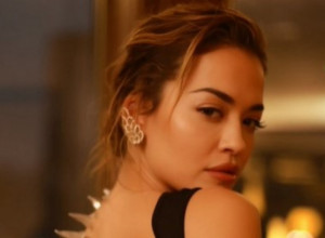 "Dovedite vatrogasca u sobu": Rita Ora prošetala crvenim tepihom u neobičnom izdanju, komentari pljušte, "izgledaš kao Godzilla"
