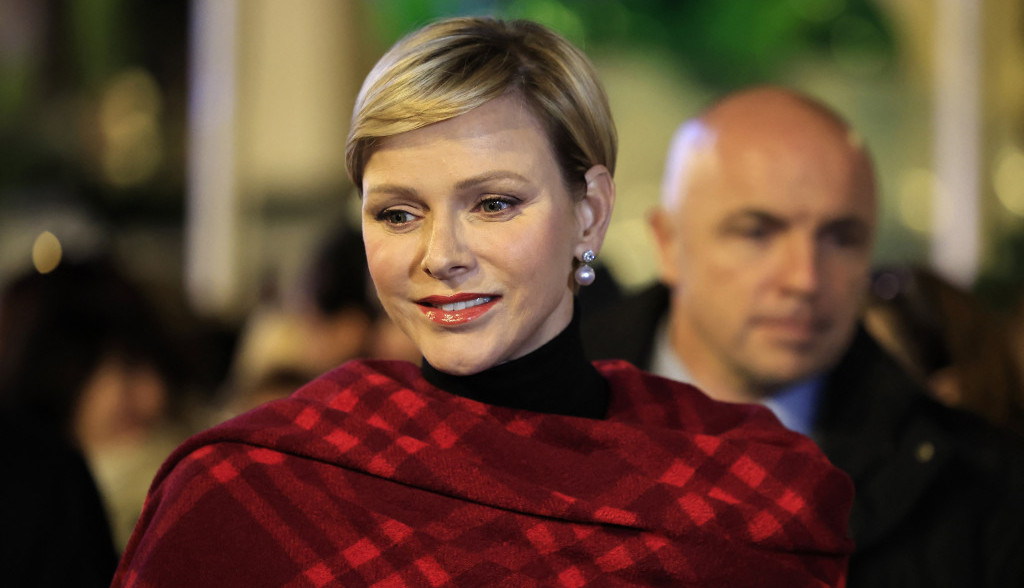 Savršen zimski autfit: Princeza Šarlin u čizmama koje su vodeći model sezone i crvenom kaputu zasenila sve prisutne