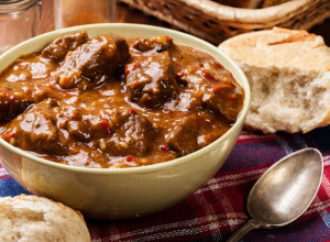 Predlog za nedeljni ručak: Pikantni gulaš sa sočnim mesom koje se topi u ustima, savršeno jelo za hladne dane