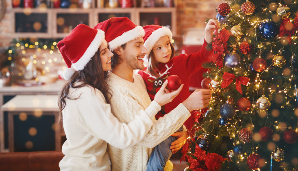 Ne ređaju se okolo: Evo kako se pravilno stavljaju lampice na jelku, izgledaće još raskošnije!