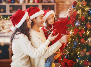 Ne ređaju se okolo: Evo kako se pravilno stavljaju lampice na jelku, izgledaće još raskošnije!