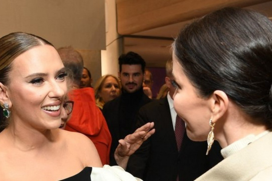 Spremna za praznike, sija kao jelka: Skarlet je oličenje elegancije i stila, jedan detalj će vam se posebno dopasti