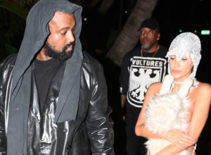 Ona pomera granice u modnim odabirima: Supruga Kanjea Vesta prošetala Dubaijem u najčudnijim čizmama koje ste videli