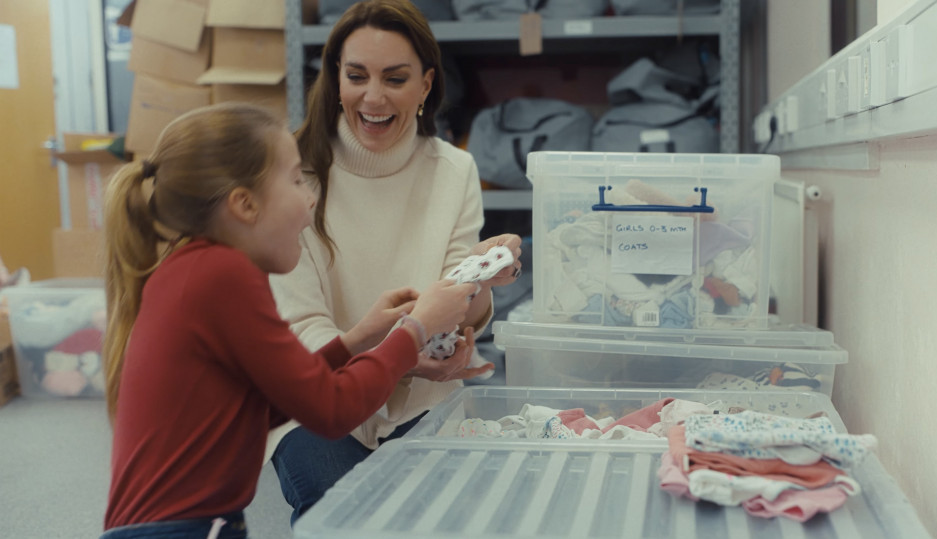 Miljenica nacije, princeza Šarlot raznežila javnost: Sa majkom Kejt Midlton pakovala božićne poklone za najugroženije